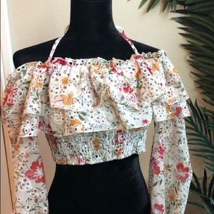 Crop top with flowery ruffle details 🌸🍂